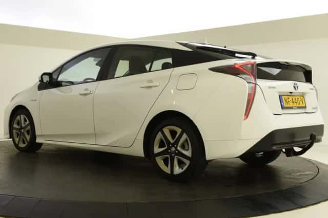 Toyota Prius (2017) thumbnail 6