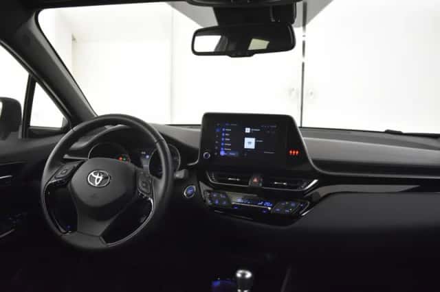 Toyota C-HR (2023) thumbnail 4