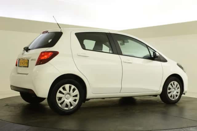 Toyota Yaris (2016) thumbnail 2