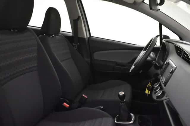 Toyota Yaris (2016) thumbnail 3
