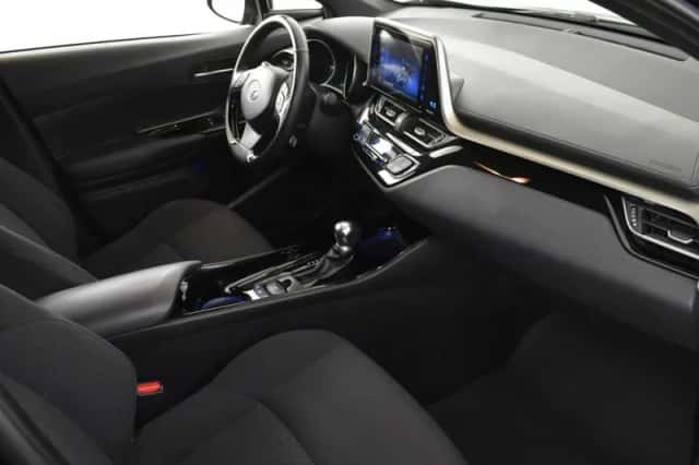 Toyota C-HR (2019) thumbnail 3