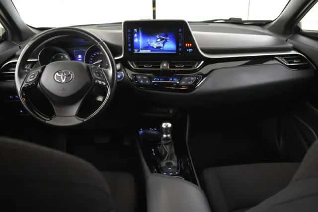 Toyota C-HR (2019) thumbnail 4