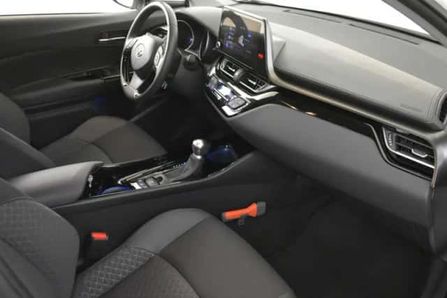 Toyota C-HR (2023) thumbnail 3