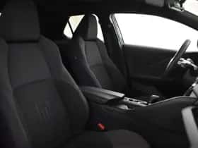 Toyota C-HR (2024) thumbnail 3