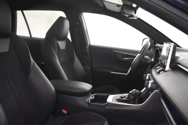 Toyota RAV4 (2022) thumbnail 3