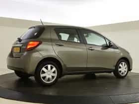 Toyota Yaris (2016) thumbnail 2