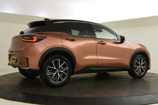 Lexus LBX (2024) thumbnail 2