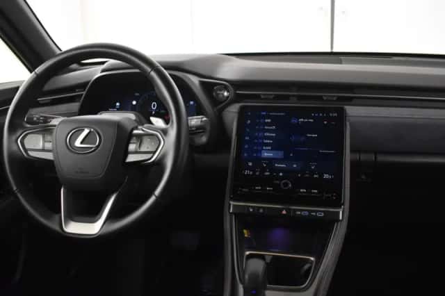 Lexus LBX (2024) thumbnail 4