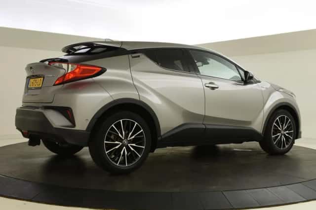 Toyota C-HR (2017) thumbnail 2