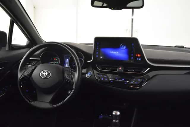 Toyota C-HR (2017) thumbnail 3