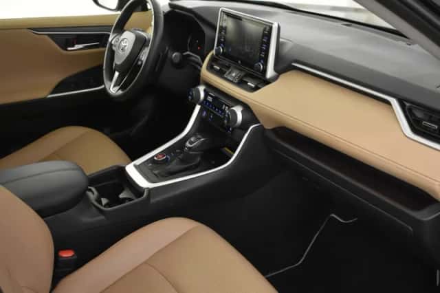 Toyota RAV4 (2021) thumbnail 3