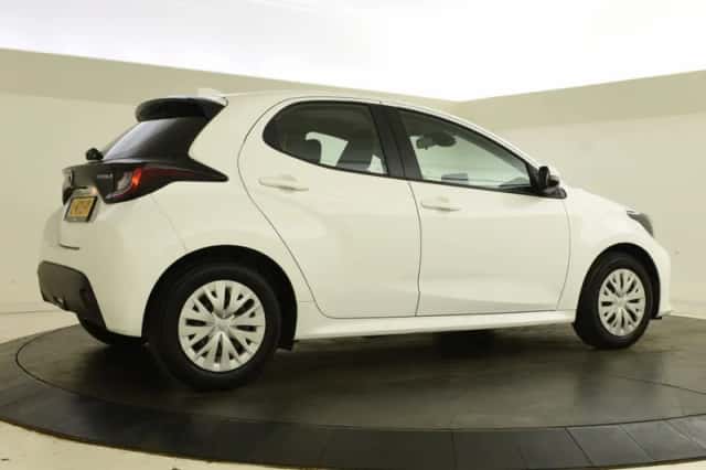 Toyota Yaris (2021) thumbnail 2