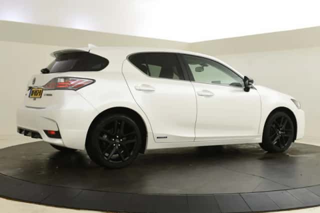 Lexus CT (2017) thumbnail 2