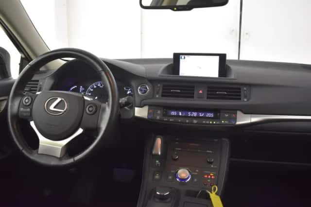 Lexus CT (2017) thumbnail 4