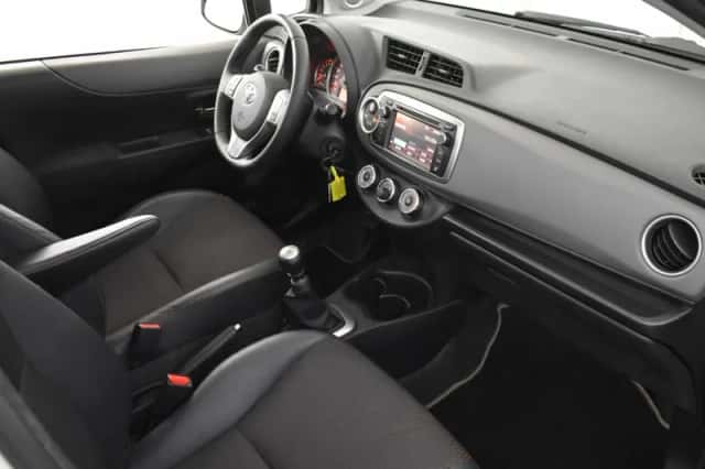 Toyota Yaris (2012) thumbnail 3
