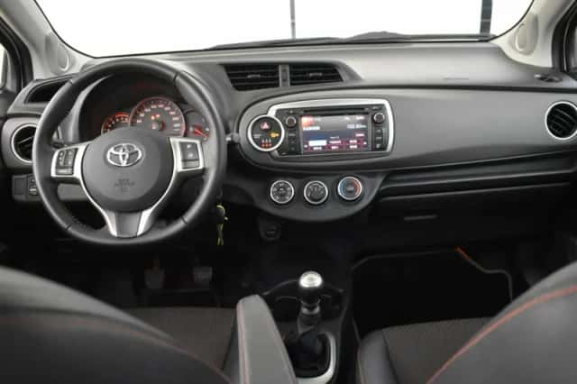Toyota Yaris (2012) thumbnail 4