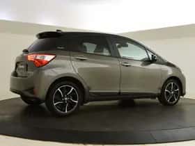 Toyota Yaris (2017) thumbnail 2