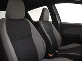 Toyota Yaris (2017) thumbnail 3
