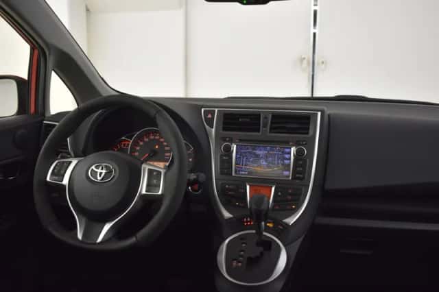 Toyota Verso-S (2014) thumbnail 4