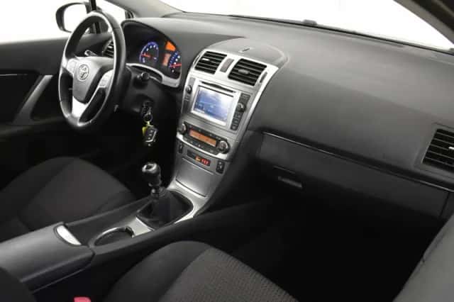 Toyota Avensis (2014) thumbnail 3