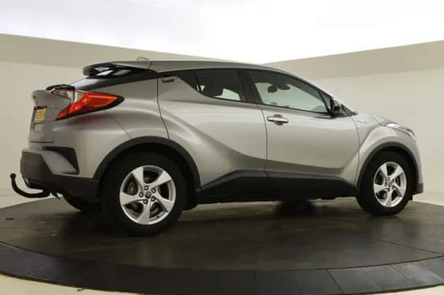 Toyota C-HR (2017) thumbnail 2