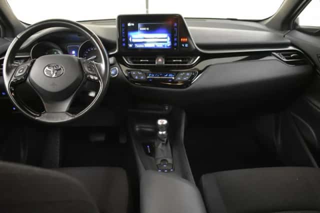 Toyota C-HR (2017) thumbnail 4