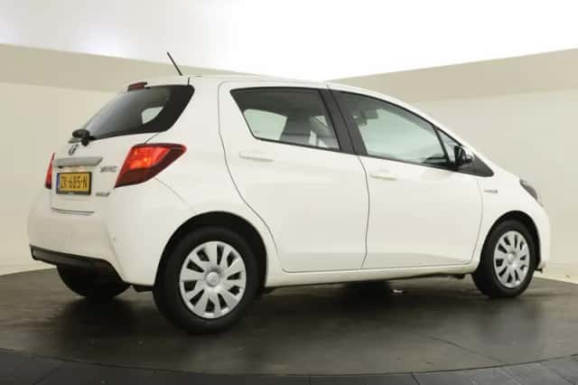 Toyota Yaris (2017) thumbnail 2