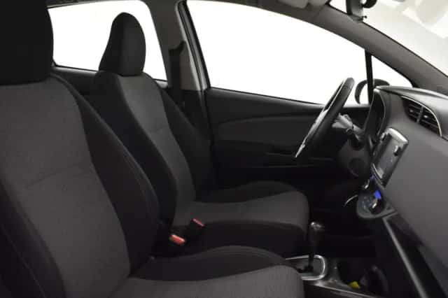 Toyota Yaris (2017) thumbnail 3