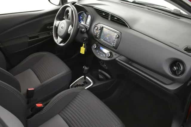 Toyota Yaris (2017) thumbnail 3