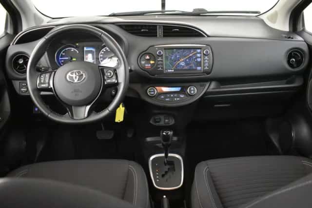 Toyota Yaris (2017) thumbnail 4