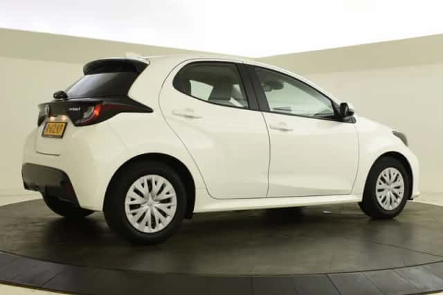 Toyota Yaris (2022) thumbnail 2