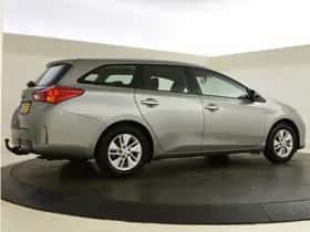 Toyota Auris (2013) thumbnail 2