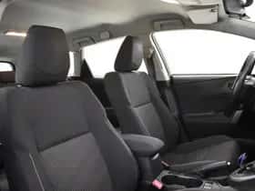 Toyota Auris (2013) thumbnail 3