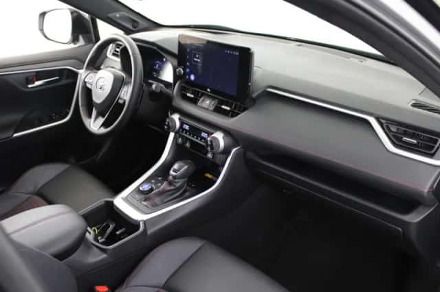 Toyota RAV4 (2023) thumbnail 3