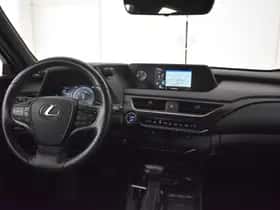 Lexus UX (2019) thumbnail 4