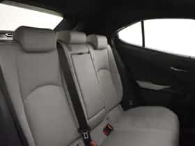 Lexus UX (2019) thumbnail 9