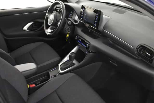 Toyota Yaris (2021) thumbnail 3