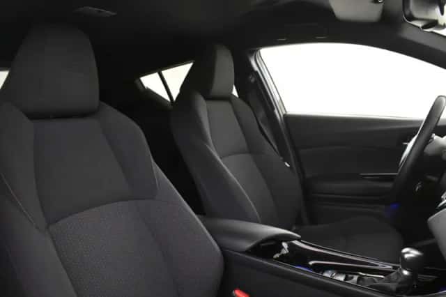 Toyota C-HR (2019) thumbnail 3