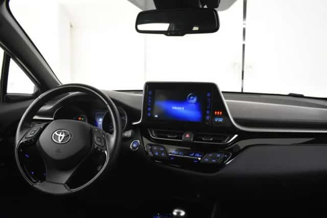 Toyota C-HR (2019) thumbnail 4