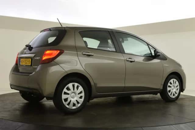 Toyota Yaris (2016) thumbnail 2