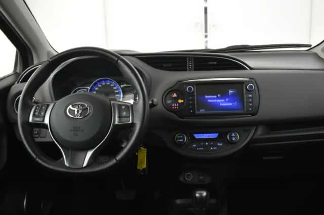 Toyota Yaris (2016) thumbnail 3