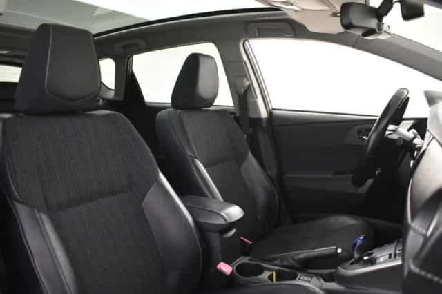 Toyota Auris (2013) thumbnail 3