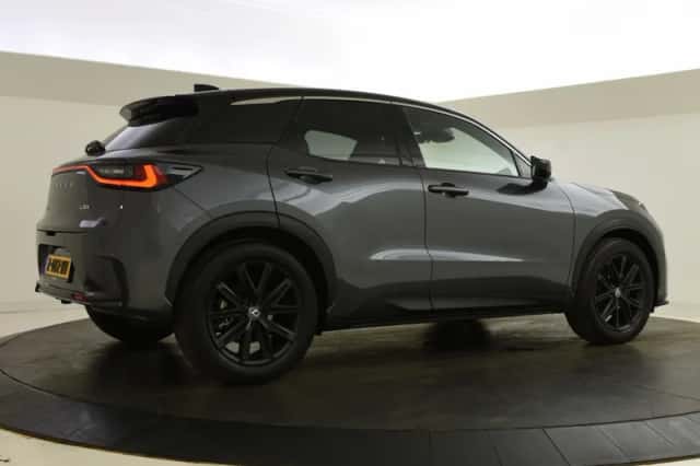 Lexus LBX (2024) thumbnail 2