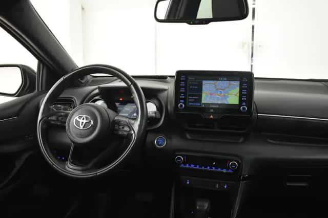 Toyota Yaris (2021) thumbnail 3