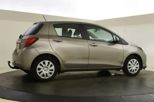 Toyota Yaris (2015) thumbnail 2