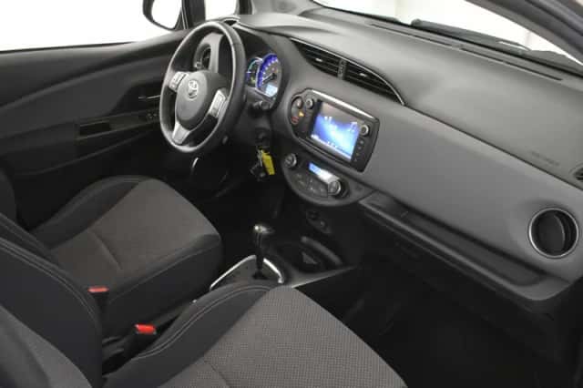 Toyota Yaris (2015) thumbnail 3