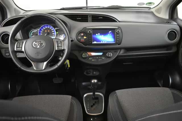 Toyota Yaris (2015) thumbnail 4