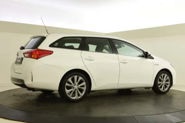 Toyota Auris (2015) thumbnail 2