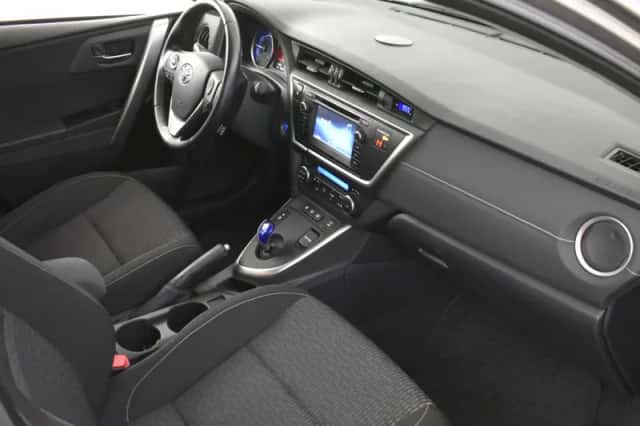 Toyota Auris (2014) thumbnail 3