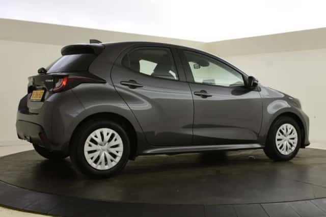 Toyota Yaris (2022) thumbnail 2